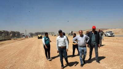 رئيس جهاز القاهرة الجديدة يتفقد محاور الطرق وأعمال المرافق الجارية بالمدينة