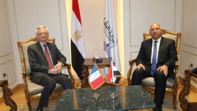 وزير النقل يبحث مع السفير الفرنسى بالقاهرة آخر المستجدات بعدد من مشروعات مترو الانفاق والجر الكهربائي والسكك الحديدية والنقل البحري