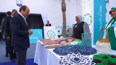الرئيسي السيسى يتفقد معرض الأسر المنتجة بالأسمرات