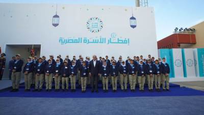 الرئيس السيسى يلتقط صورة تذكارية مع أطفال الأسمرات