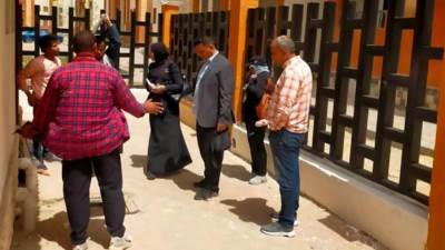 تسليم مركز طبي وملعب خماسي واستكمال تنفيذ مخبز وعدة طرق بالعبور الجديدة