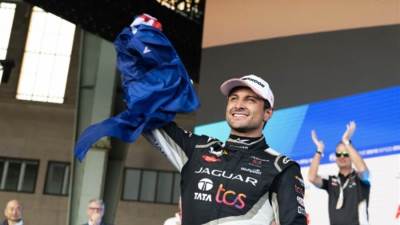 الصديقان المقربان ميتش إيفانز ونيك كاسيدي يرفعا علم نيوزيلندا مع تحقيق فوزين متتاليين في سباقي الفورمولا إي في برلين