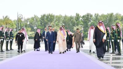 الرئيس السيسي يصل جدة للمشاركة في الدورة 32 للقمة العربية