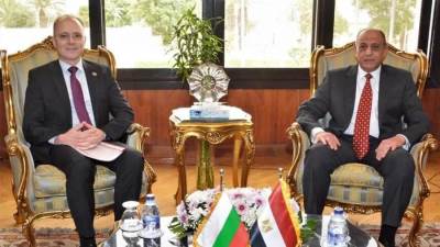 وزير الطيران المدنى يلتقي سفير بلغاريا لاستعراض أوجه التعاون المشترك فى مجال النقل الجوى 