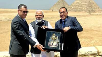 رئيس الوزراء يهدى نظيره الهندى مستنسخاً لقناع توت عنخ آمون كتذكار