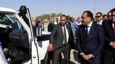 رئيس الوزراء يطلق حملة 100 يوم صحة ويتفقد السيارات الطبية المخصصة لها