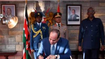 الرئيس السيسى يدوّن كلمة للشعب الكينى فى سجل الزائرين بمستهل زيارته نيروبى