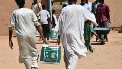 مركز الملك سلمان للإغاثة يوزع سلال غذائية في ولايات جمهورية السودان