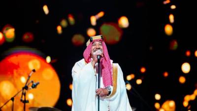 بالبشت والعقال.. الشاب خالد يفاجئ حضور حفل مدل بيست بإطلالة مميزة