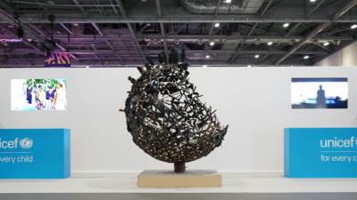 فورمولا إي ويونيسيف تعرضان في المزاد منحوتة فريدة مصنوعة من قطع سيارات السباق