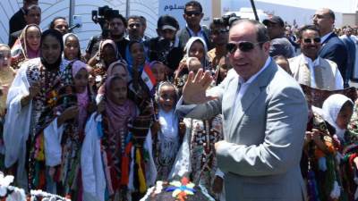 استقبال شعبى حافل للرئيس السيسى من أهالى السلوم ومرسى مطروح وسيدى برانى