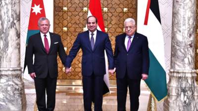 خلال القمة الثلاثية بمدينة العلمين الجديدة: قادة مصر والأردن وفلسطين يؤكدون ضرورة إنهاء الاحتلال الإسـرائيلى