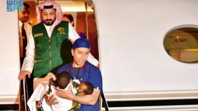 وصول التوأم السيامي التنزاني "حسن وحسين" إلى الرياض