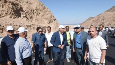 رئيس الوزراء يتفقد أعمال تطوير ورفع كفاءة طريق دهب - نويبع