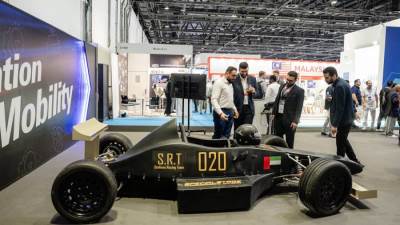 طلاب جامعة أبوظبي يستعرضون سيارة فورمولا 1 الكهربائية الحائزة على عدة جوائز في معرض أوتوميكانيكا دبي 2023