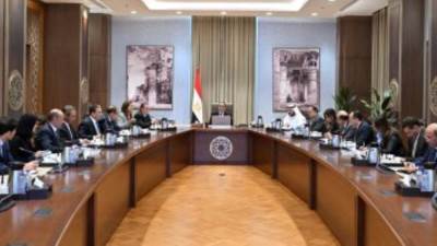  رئيس الوزراء يبحث تطوير العلاقات مع وزير الاستثمار بدولة الإمارات 