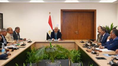 وزير الموارد المائية والري يتابع الإستعدادات الحالية لفترة موسم الزراعات الشتوية والموقف المائى بالمحافظات 