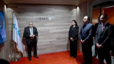 رئيس الوزراء يتفقد شركة "سيمنز" المتخصصة في تطوير برمجيات الصناعات الرقمية