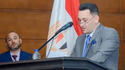 خبير اقتصادي يكشف الفرق بين الدولار المجمد والسليم وكيف يهدد المتعاملين في السوق الغير رسمي للعملة