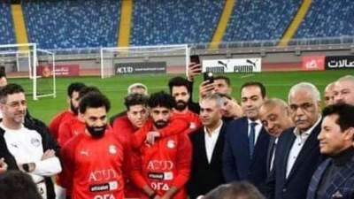 خلال زيارته لمعسكر المنتخب..  رئيس شباب النواب : محمد صلاح ورفاقه قادرون علي حصد اللقب الإفريقي .. واستاد مصر معجزة مصرية 