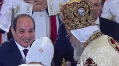  البابا تواضروس يقدم هدية تذكارية للرئيس السيسى في احتفال عيد الميلاد المجيد 