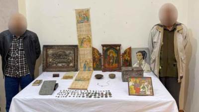 لوحات مطعمة بالعاج وصندوق خشبي مزخرف.. ضبط 106 قطعة أثرية بحوزة شخصين بالفيوم