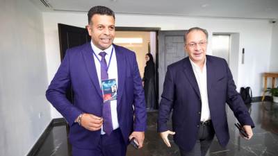 السفير المصري بالإمارات يزين لقاء الزمالك وام صلال ببطولة الوحدة 