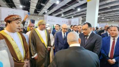 وزارة الـ ثقافة العمانية تهدي رئيس الوزراء نسخة من تاريخ السلطنة 