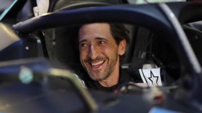 أدريان برودي يتألق من جديد ويقود سيارة لسباقات الفورمولا إي