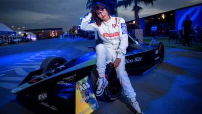 النجوم يعيشون أجواء التشويق الحقيقية في سباقات الفورمولا إي الليلية بالدرعية: هيلينا كريستنسن وأدريان برودي يستمتعان بقيادة السيارات الكهربائية