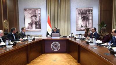 "مرسيدس بنز" تدرس فرص الاستثمار في مجال السيارات الكهربائية في مصر