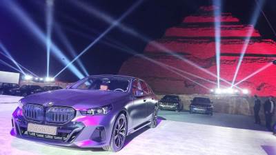 إطلاق BMW الفئة الخامسة الجديدة كلياً وi5 الكهربائية تحت سفح هرم زوسر