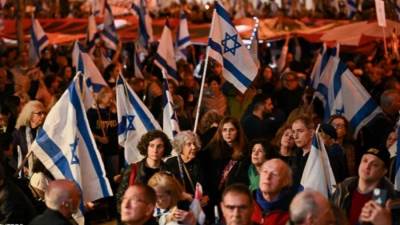 الشرطة الإسرائيلية تعتقل عددا من المحتجين ضد حكومة نتنياهو بتل أبيب