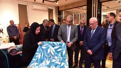 وزير العمل يختتم جولته في بورسعيد بزيارة مصنع "ستايلر" لصناعة البطاطين والسجاد والملابس