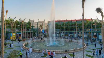 النافورة الراقصة تتمايل في "بوليفارد الرياض سيتي" على رائحة أشهى المأكولات