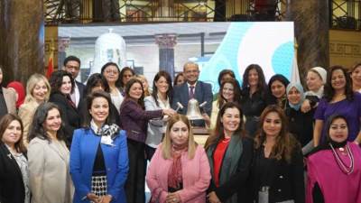 وزيرة التعاون الدولى ووزيرة الهجرة ورئيس البورصة يفتتحون جلسة التداول احتفالا بفعالية" قرع الجرس من أجل المساواة بين الجنسين"