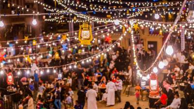 كورنيش جدة يتلألأ بالأضواء والاحتفالات في أمسيات رمضان