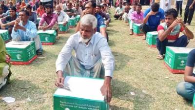 مركز الملك سلمان للإغاثة يوزع 400 سلة غذائية و 100 طن من التمور في أفغانستان