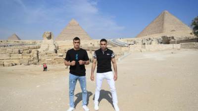 المقاتلان إسلام رضا وأحمد طارق يروجان للسياحة المصرية من الأهرامات