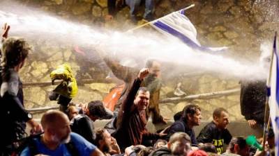  تظاهرات أمام منزل نتنياهو.. ومُتظاهرون يطالبون برحيله وإجراء انتخابات بشكل فورى 