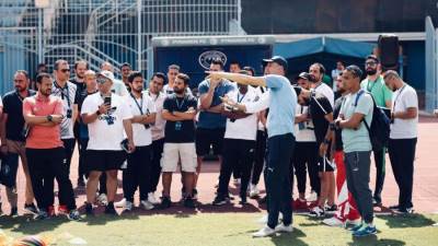 المدير الفني لفريق نادي بيراميدز يحاضر لمدربي البرنامج التعليمي للمدربين والذي يقيمه النادي بالتعاون مع نادي بنفيكا البرتغالي