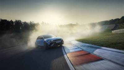  هيونداي أيونيك 5 N تحصل على جائزة أفضل سيارة كهربائية هاتشباك في حفل توزيع جوائز توب جير دوت كوم الكهربائية لعام 2024