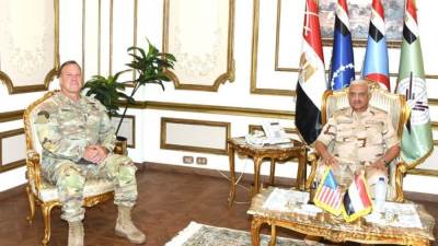 شاهد.. الفريق أول عبد المجيد صقر وزير الدفاع يلتقى قائد القيادة المركزية الأمريكية