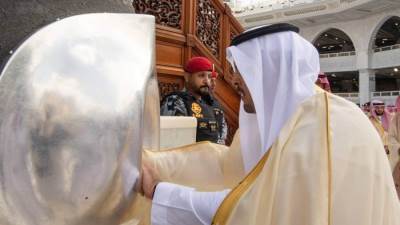 نائب أمير منطقة مكة المكرمة يتشرف بغسل الكعبة المشرفة