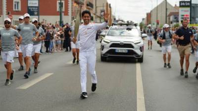 في إنجاز عربي فريد ناصر الخليفي يشارك في حمل الشعلة الأولمبية في باريس قبيل حفل الافتتاح الرسمي يوم الجمعة