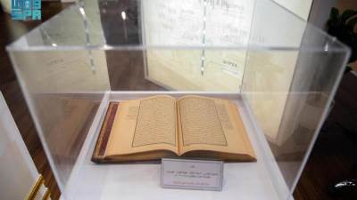 بعضها مطبوع في مطابع القاهرة.. نوادر الكتب في المسجد النبوي الشريف في معرض المدينة المنورة للكتاب