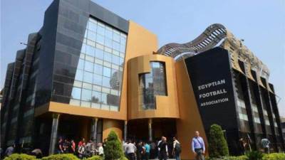 اتحاد الكرة يمنع وجود "التابلت" على دكة الأجهزة الفنية خلال المباريات 