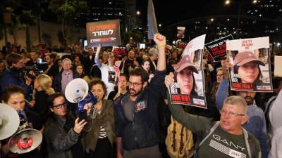  المئات يتجمعون أمام وزارة الدفاع في تل أبيب للمطالبة بعقد صفقة تبادل 