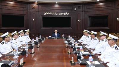وزير الداخليه يجتمع مع مساعديه لمراجعه إستراتيجية العمل الأمنى فى المرحلة الحالية