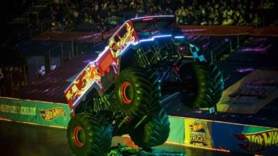 أقوى وأضخم الشاحنات في فعالية جلو بارتي الحية لشاحنات هوت ويلز مونستر العملاقة في أبوظبي